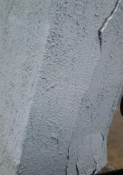 cracked concrete pillar